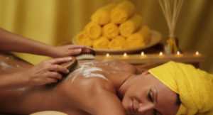 Massaggio scrub corpo da Athena Estetica